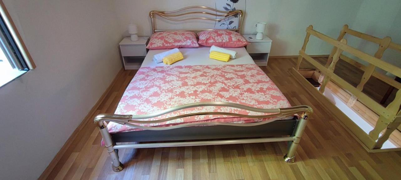 Studio Apartman Kastel Kambelovac Каштела Екстер'єр фото