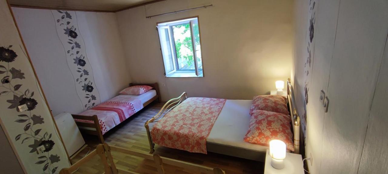 Studio Apartman Kastel Kambelovac Каштела Екстер'єр фото