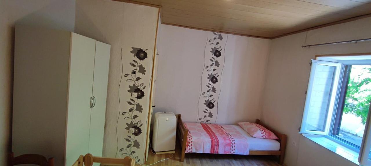 Studio Apartman Kastel Kambelovac Каштела Екстер'єр фото